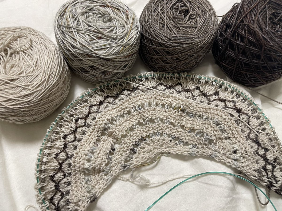 lil_knitting's tweet photo. 初めてのスティーブンショール楽しかった〜😋 https://t.co/f30nXbrRqm