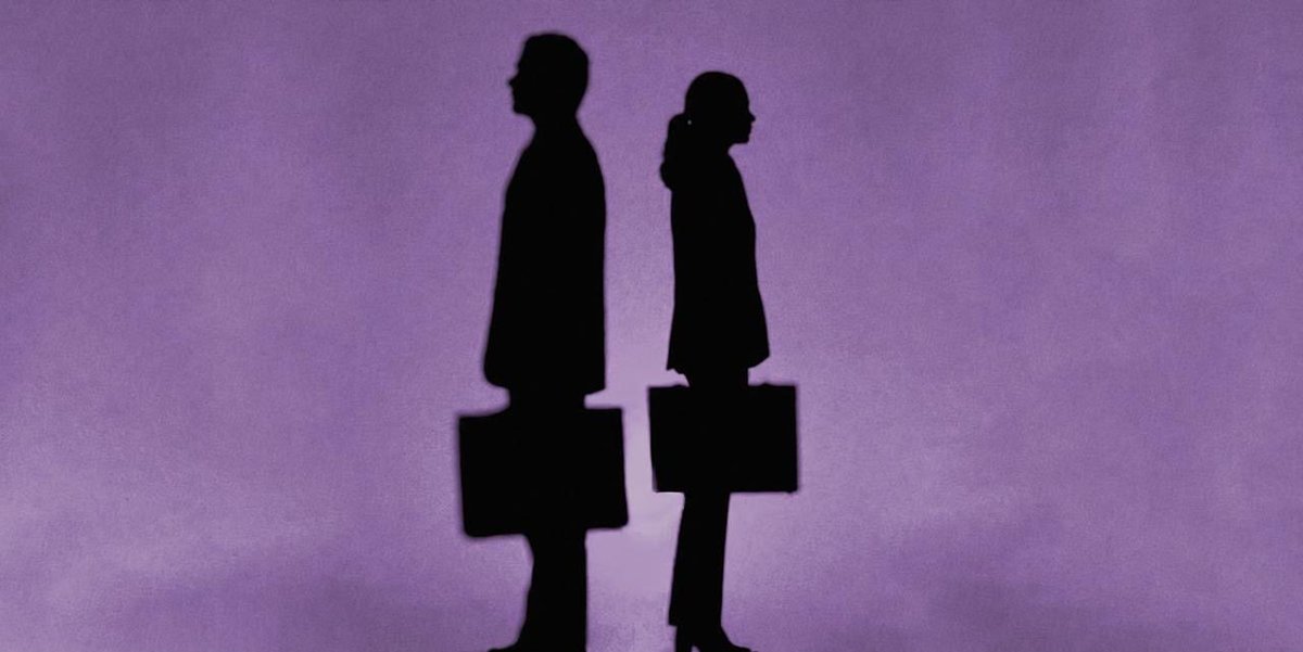 HCalas's tweet photo. Je vous en avais déjà parlé : je crois que le débat sur la natalité est mal posé. S'interroger sans fin sur les raisons pour lesquelles les couples font moins d'enfants, quand ce sont les couples qui eux-mêmes disparaissent, c’est passer un peu à côté du problème.

Parmi les raisons pour lesquelles on se met moins en couple justement, il en existe une qui domine toutes les autres. Pour la première fois dans l'Histoire, les femmes n'ont plus besoin d'un homme pour vivre. En 2022, la jeune Britannique moyenne gagne davantage que son équivalent masculin et les hommes sans diplôme, qui touchaient 57 % de plus que les femmes en 1991, gagnent 10 % de moins en 2022… Au Royaume-Uni, en France, en Espagne, au Canada, on compte désormais plus de jeunes hommes que de jeunes femmes hors de l'économie. C’est un retournement majeur ! 🔄

Et c’est toute la thèse de Claudia Goldin, prix Nobel d'économie 2023 : la femme moderne diplômée qui veut continuer à travailler après une naissance a besoin d'un partenaire activement impliqué. Mais elle ne peut pas être certaine qu'il sera à la hauteur, qu’il sera prêt à faire les renoncements nécessaires. S'il la lâche en route, c'est sa carrière qui risque de s'effondrer.

Alors, assez rationnellement, les femmes diplômées élèvent leurs critères d’exigence. C'est ce qu'on appelle l'hypergamie, cette tendance à chercher un partenaire au moins de son “niveau”, idéalement au-dessus. Le souci est qu’à mesure qu'elles montent socialement, le bassin d'hommes qui les « dépassent » se rétrécit mécaniquement. Ce qui fait qu’elles retardent de plus en plus leur décision de se mettre en couple, et finissent par avoir peu d'enfants, voire aucun.

Soyons cependant très clairs, l'émancipation économique des femmes est une victoire qu'aucune société sérieuse ne doit chercher à défaire. Mais il faut regarder en face la conséquence non désirée. La fenêtre de fertilité étant biologique (et restreinte), elle ne suit pas le calendrier des préférences des femmes pour l’attente de l’homme parfait. Et à l’arrivée, l'agrégation de millions de décisions rationnelles produit un résultat qu'aucune femme n'a vraiment choisi : une société où une part croissante de celles qui voulaient un enfant n'en auront pas 😟