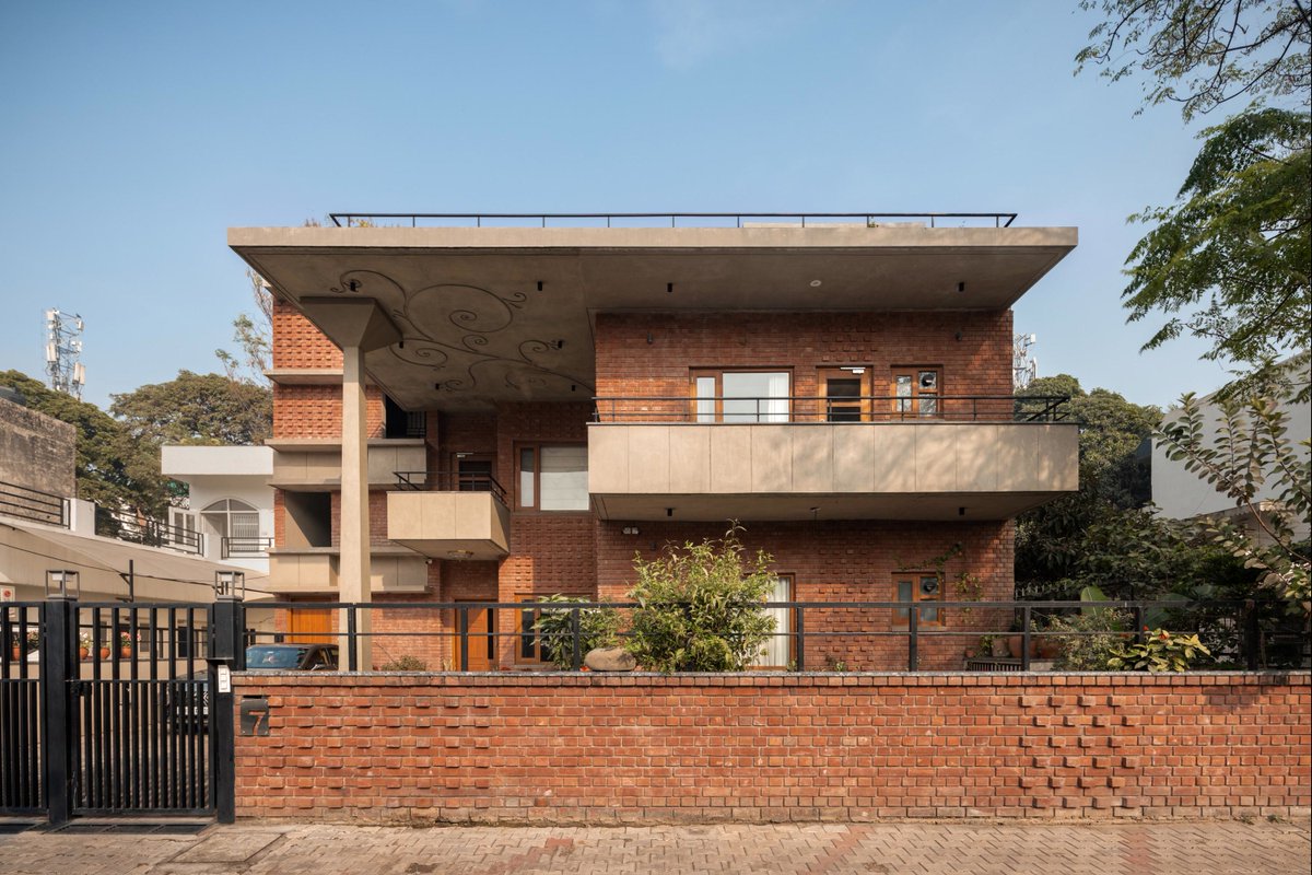 archinterind's tweet photo. Root yourself in this 7,500 sq ft residence in Mohali where banyan bark is reimagined in brick

Drawing inspiration from the banyan tree, this residence crafted by Studio Mohenjodaro explores a dialogue between raw materiality and warmth.

Read more: https://t.co/EwpVtpToB5 https://t.co/crsX6s7TZQ