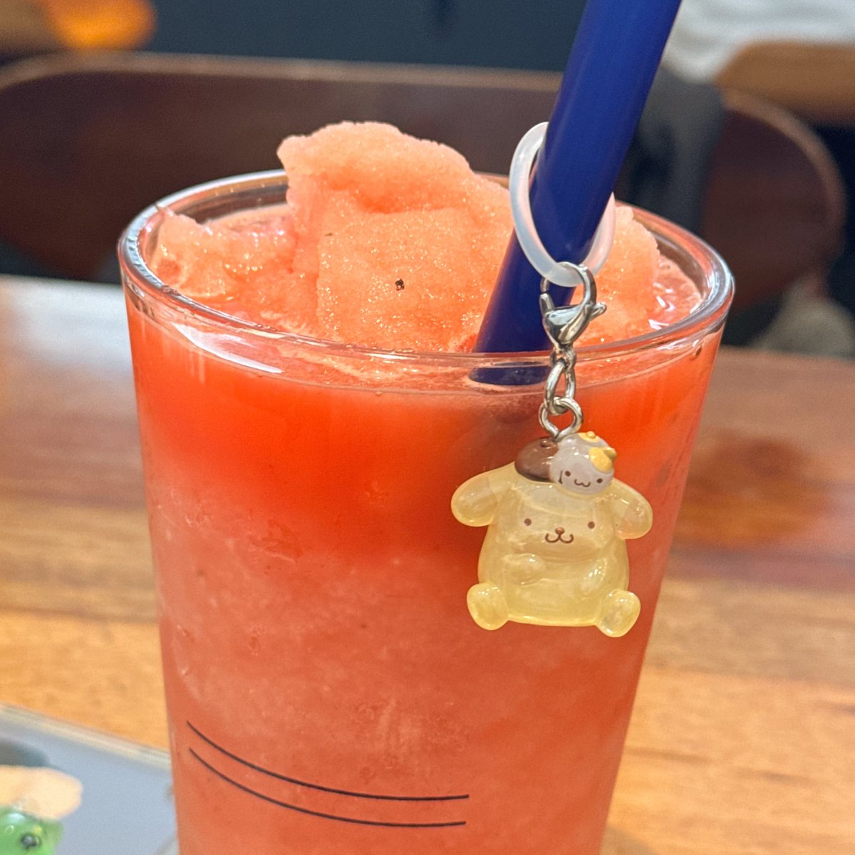 ilsangcloud's tweet photo. 오늘은 폼푸 메지루시를 털고…
이디야 가서 수박주스 개시함😁 https://t.co/r7MwOjpl0M