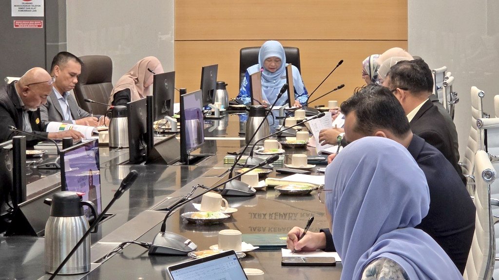 BPPPCDPK's tweet photo. 4.5.2026|

Mesyuarat Jawatankuasa Eksekutif ERM JKR Malaysia Bil. 2/2026 

Bilik Mesyuarat Berlian, Aras 2, Blok G, Menara Kerja Raya https://t.co/1njGC16NUz