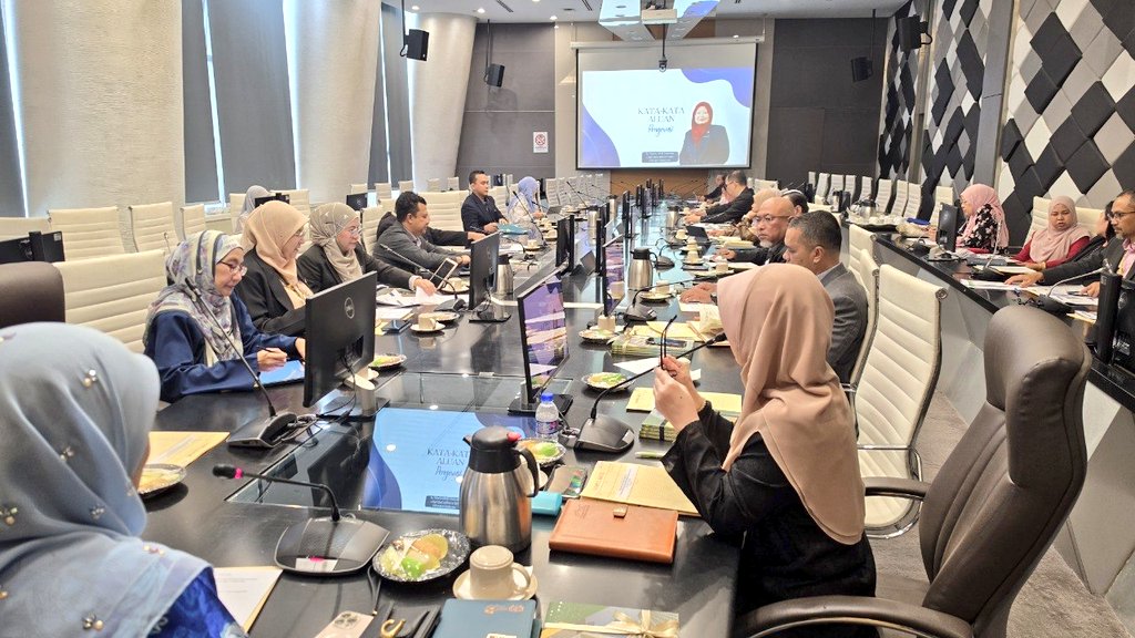 BPPPCDPK's tweet photo. 4.5.2026|

Mesyuarat Jawatankuasa Eksekutif ERM JKR Malaysia Bil. 2/2026 

Bilik Mesyuarat Berlian, Aras 2, Blok G, Menara Kerja Raya https://t.co/1njGC16NUz