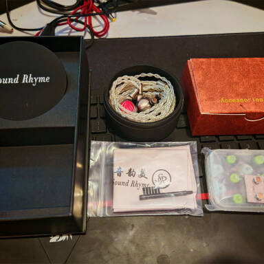PenonAudio's tweet photo. 「Sound Rhyme SP01は単に「価格相応」というレベルではなく、真にハイエンドなサウンドを実現しています。SP01は感情豊かでバランスの取れたサウンドを提供します。」

レビュー全文：https://t.co/eBFgAfUF4u
AliExpress：https://t.co/UWVikFHOxc
#soundrhyme https://t.co/1UYV7Y5qBo