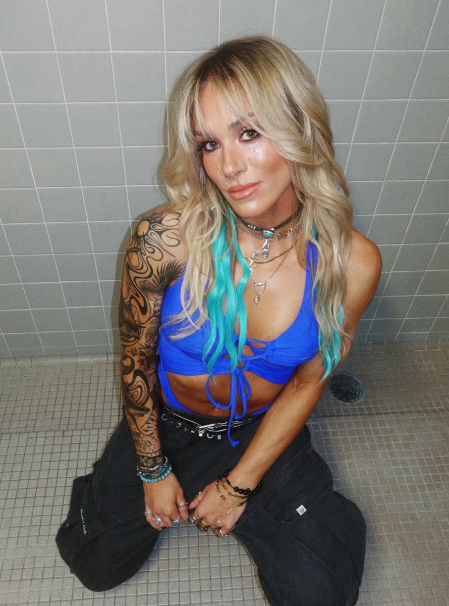 SURFINGSTUD's tweet photo. consider yourselves blessed. 🐬 https://t.co/BmToRSA73W