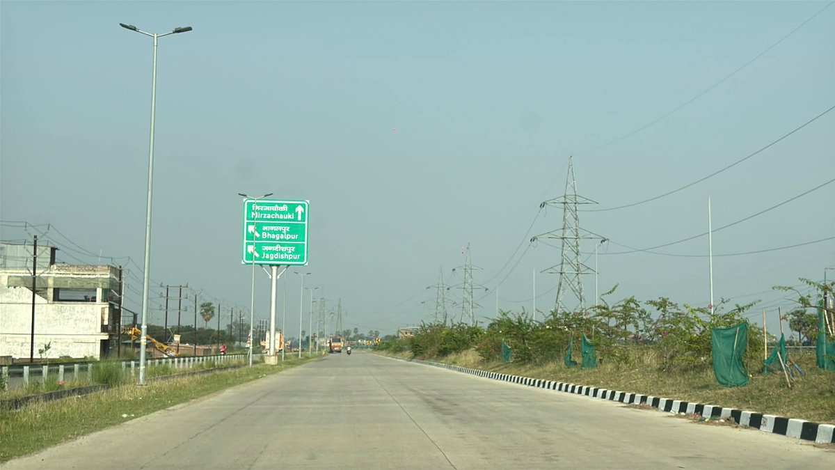 SitamarhiJila's tweet photo. 🛣️ मुंगेर–भागलपुर कनेक्टिविटी को मिलने वाली है नई रफ्तार! 🔥

लगभग बनकर तैयार हो चुका है मुंगेर–मिर्जापुर चौकी रोड।
इस रोड के जरिए अब मुंगेर से भागलपुर की दूरी महज लगभग 1 घंटे में पूरी की जा सकेगी।

हाल ही में पूरे एलाइनमेंट को मुंगेर ओपनिंग छोर से लेकर भागलपुर तक कवर किया गया, जिसका विस्तृत वीडियो जल्द आने वाला है।

चार पैकेज में बन रहे इस बड़े सड़क प्रोजेक्ट के भागलपुर सेक्शन पर अब तेजी से काम लगभग अंतिम चरण में पहुंच चुका है। बरियारपुर ROB को छोड़ दें तो बाकी ज्यादातर एलाइनमेंट तैयार हो चुका है और कई हिस्सों पर गाड़ियां भी दौड़ने लगी हैं। फिलहाल भागलपुर से बरियारपुर तक का सफर 45 मिनट से 1 घंटे के अंदर पूरा हो रहा है। 🚗⚡

उम्मीद है कि जैसे ही बरियारपुर ROB बनकर तैयार होगा, मुंगेर से भागलपुर का सफर करीब 1 से सवा घंटे में पूरा हो सकेगा। इससे दोनों शहरों के बीच कनेक्टिविटी, व्यापार और आवागमन को बड़ी मजबूती मिलेगी। ❤️

📸 Picture Credit: Way4U