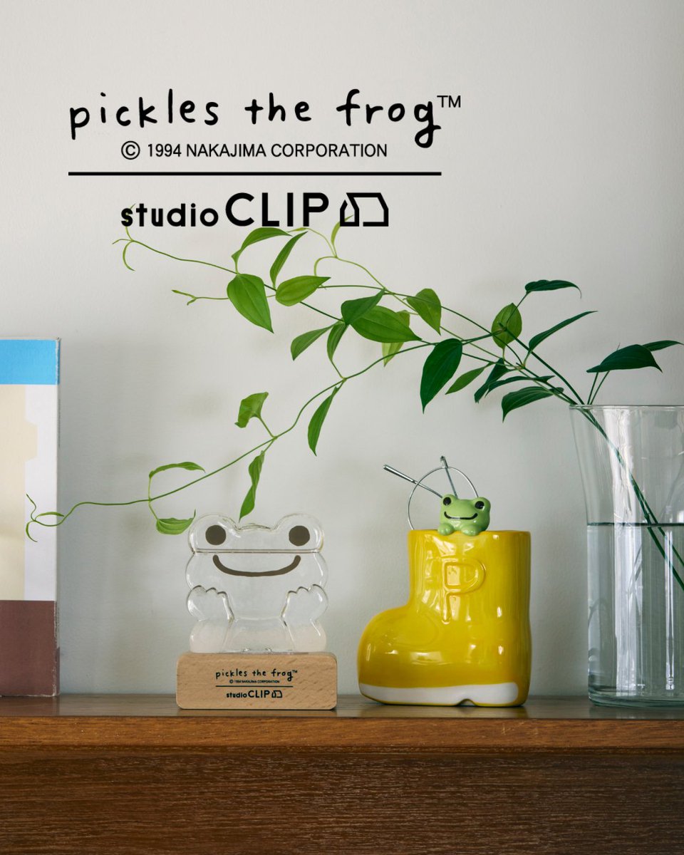 studio_clip's tweet photo. 【おうちで楽しめる『かえるのピクルス』グッズが登場】
おうち時間を彩るインテリアグッズやキッチングッズが多数登場。
ピクルスを型取ったストームグラスは
飾るだけでピクルスの世界観を楽しめるアイテムに。
お気に入りのアイテムを見つけてください！

発売日：
2026年6月1日（月）10：00～

取扱い店舗：
●公式WEBストア and ST
●ZOZOTOWN
●楽天
※ZOZOTOWN・楽天は入荷次第順次販売いたします。
※実店舗での販売はございません

https://t.co/hbP9cquwrr
