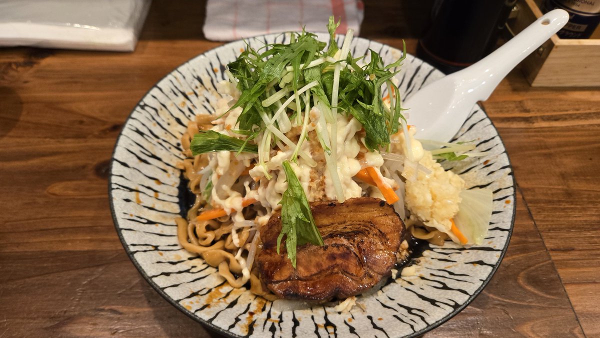 Sya_adv's tweet photo. 自家製麺88、川崎
限定冷やし中華ニンニク

きちんと冷えててすっぱ旨い
炙られた豚が激うま
麺の歯ごたえも良い

一つだけ難点があって冷え冷えなので脂が固まってるところがあってそれがザラザラしてしまう
それが全部で大さじ1くらいあるのがもったいない
となると脂は足さないほうが良いのかな https://t.co/fdqPavtpXI