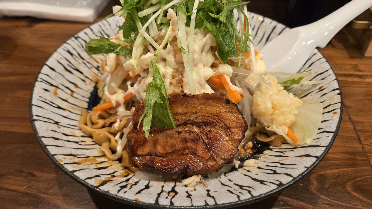 Sya_adv's tweet photo. 自家製麺88、川崎
限定冷やし中華ニンニク

きちんと冷えててすっぱ旨い
炙られた豚が激うま
麺の歯ごたえも良い

一つだけ難点があって冷え冷えなので脂が固まってるところがあってそれがザラザラしてしまう
それが全部で大さじ1くらいあるのがもったいない
となると脂は足さないほうが良いのかな https://t.co/fdqPavtpXI