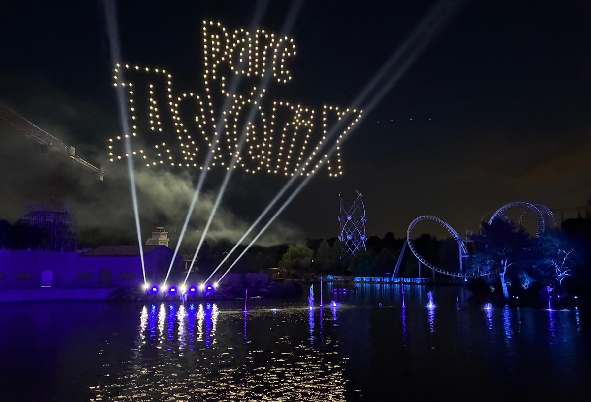 Androland's tweet photo. 🇫🇷 Parc Astérix | Dans les coulisses du nouveau spectacle nocturne avec 370 drones. 📸Le Figaro https://t.co/VaPW1s6ieA