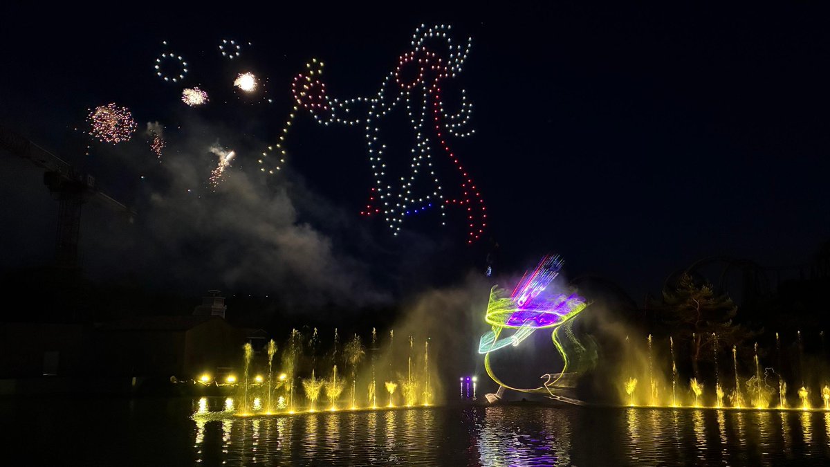 Androland's tweet photo. 🇫🇷 Parc Astérix | Dans les coulisses du nouveau spectacle nocturne avec 370 drones. 📸Le Figaro https://t.co/VaPW1s6ieA