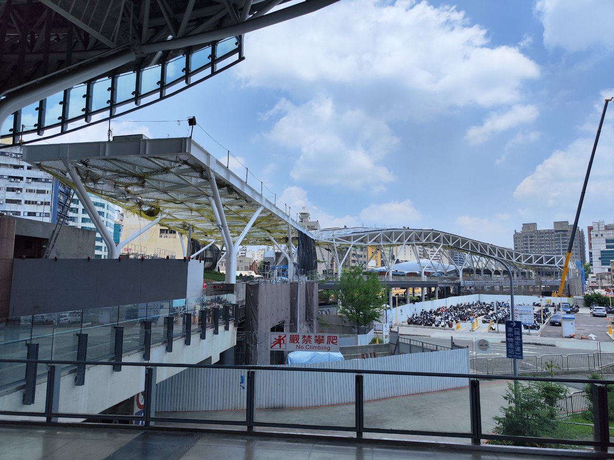 lightwind168's tweet photo. 年���中の供用を目指して建設工事が進む臺鐵臺中車站前の「大臺中轉運中心」。
完成後は臺鐵臺中車站のデッキと直結し、干城站や臺中車站付近に分散している國道客運や公路客運・台灣好行の乗り場が集約されます。 https://t.co/8FzztGOm3x
