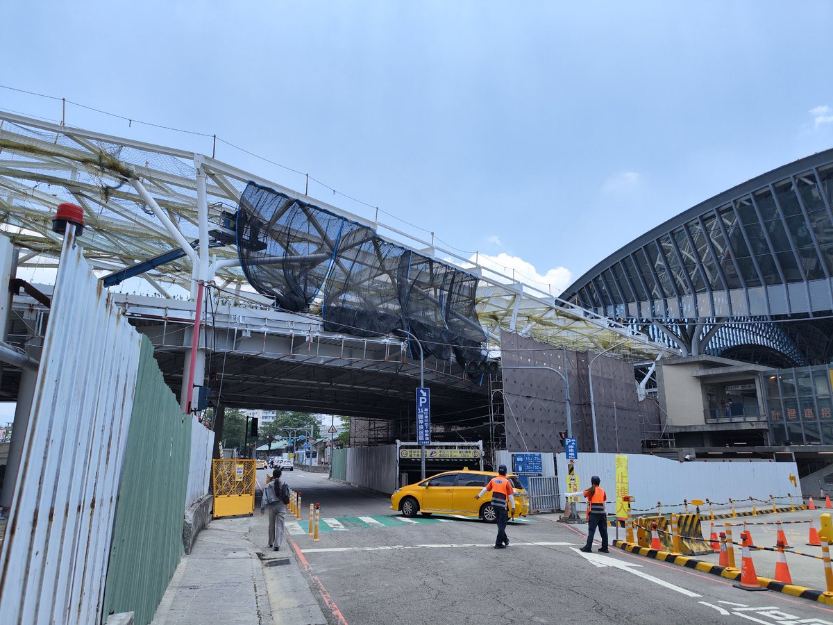lightwind168's tweet photo. 年���中の供用を目指して建設工事が進む臺鐵臺中車站前の「大臺中轉運中心」。
完成後は臺鐵臺中車站のデッキと直結し、干城站や臺中車站付近に分散している國道客運や公路客運・台灣好行の乗り場が集約されます。 https://t.co/8FzztGOm3x