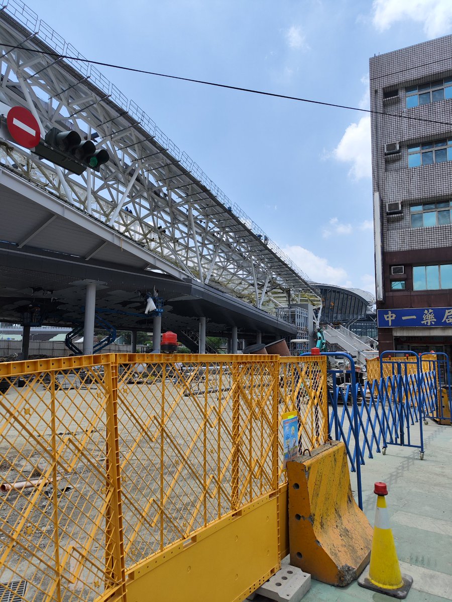 lightwind168's tweet photo. 年���中の供用を目指して建設工事が進む臺鐵臺中車站前の「大臺中轉運中心」。
完成後は臺鐵臺中車站のデッキと直結し、干城站や臺中車站付近に分散している國道客運や公路客運・台灣好行の乗り場が集約されます。 https://t.co/8FzztGOm3x