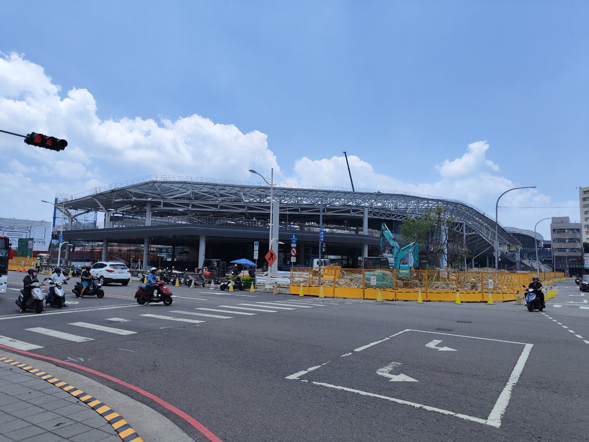 lightwind168's tweet photo. 年���中の供用を目指して建設工事が進む臺鐵臺中車站前の「大臺中轉運中心」。
完成後は臺鐵臺中車站のデッキと直結し、干城站や臺中車站付近に分散している國道客運や公路客運・台灣好行の乗り場が集約されます。 https://t.co/8FzztGOm3x