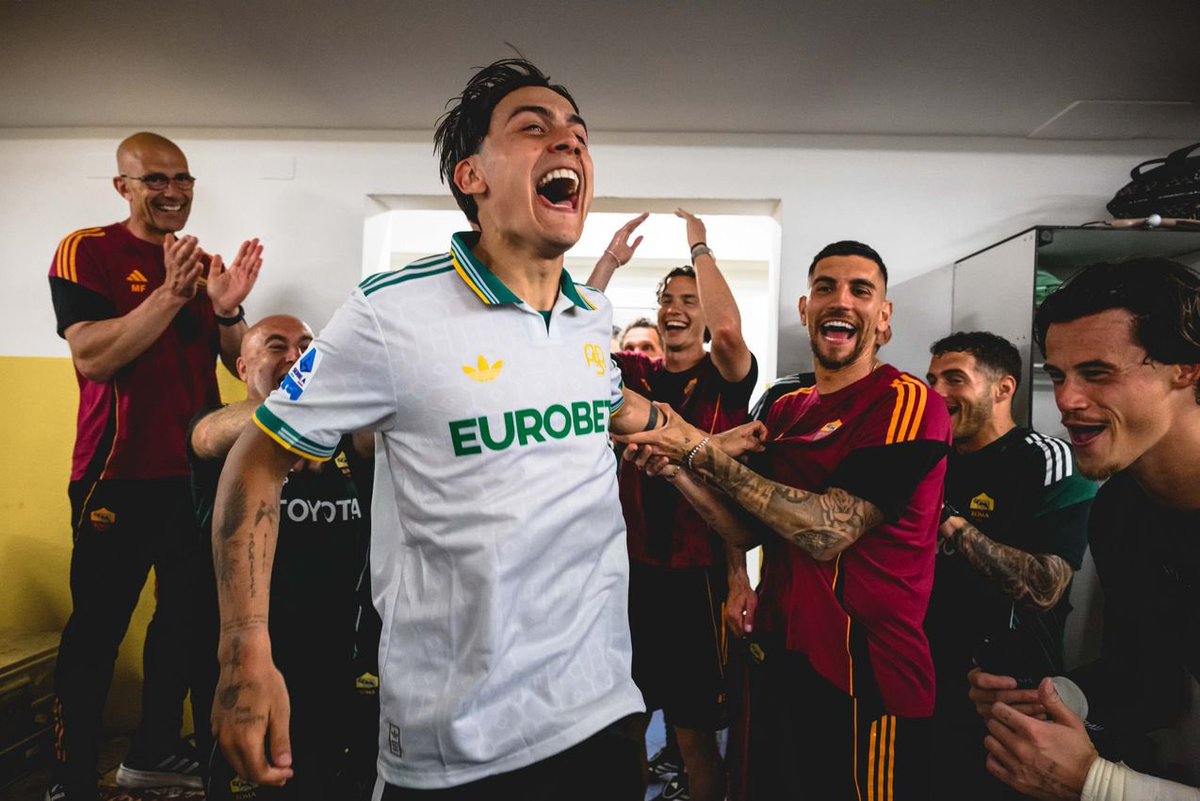 RomaSpace_eu's tweet photo. 📰 PER DYBALA È L'INIZIO DI UNA NUOVA VITA

"Gli sono bastati novanta minuti per riprendersi tutto. Tipico dei campioni, dei fuoriclasse, di chi non soffre le pressioni perché da quando è ragazzino è abituato a dare del tu al pallone. Perché senza Paulo chissà come sarebbe andata a finire a Verona. Squadra paralizzata, impaurita, incapace di fare due passaggi di fila per cinquanta minuti. Poi arriva il genio. In poco meno di un tempo colleziona l'espulsione di Valentini, due assist, un salvataggio nell'area piccola e soprattutto regala quella caratteristica che la squadra, per una partita, sembrava aver smarrito: la personalità. Qualità e personalità. La volontà di Gasp sul futuro dell'argentino è chiara: «Sono riuscito a mettere in contatto i Friedkin con Paulo e se non rimane adesso non so più che fare». Sono quindici giorni che le parti si confrontano: ora quando l'agente sarà convocato a Trigoria si arriverà alla fumata bianca. Poi bisognerà imparare a gestirlo, alla soglia dei trentatré anni qualcosa scatta nella vita e nella testa di un campione. Iniziano ad esserci delle priorità. Ora si riparte. Paulo riposerà, tornerà tirato a lucido dopo le vacanze e aver guardato in modo malinconico i mondiali americani. La Selección sembra ormai un capitolo chiuso. La Roma, no. Resta, anche grazie al lavoro ai fianchi portato avanti in queste settimane da Gasperini, un libro che avrà quantomeno un altro capitolo da scrivere. Sembrava finita dopo Budapest. Poi è sembrato arrivare il tempo dei saluti ai tempi di De Rossi, con l'offerta araba. Per non parlare di un paio di settimane fa, dopo Parma, quando le suas parole somigliavano ad un commiato. E invece, Dybala è sempre qui. Una Joya per lui. Una gioia per tutti."

🗞️ @ilmessaggeroit 
✍🏻 @stecar74 

#RomaSpace | #ASRoma