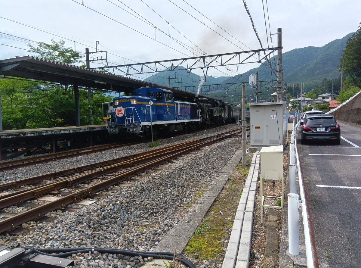 PresidentYagan's tweet photo. SL「土津」は先に発表されたとおり、6月27〜28日に運行されますが、その試運転が盛んに行われています。
今回連携する４社の中で、野岩線内だけは初めてSLが走るわけで、それを我が目で見るのは何とも感慨深いです。
駅での列車交換に立ち会うだけでも興奮すると思います。是非お出掛けください。 https://t.co/lhA99tl4G1