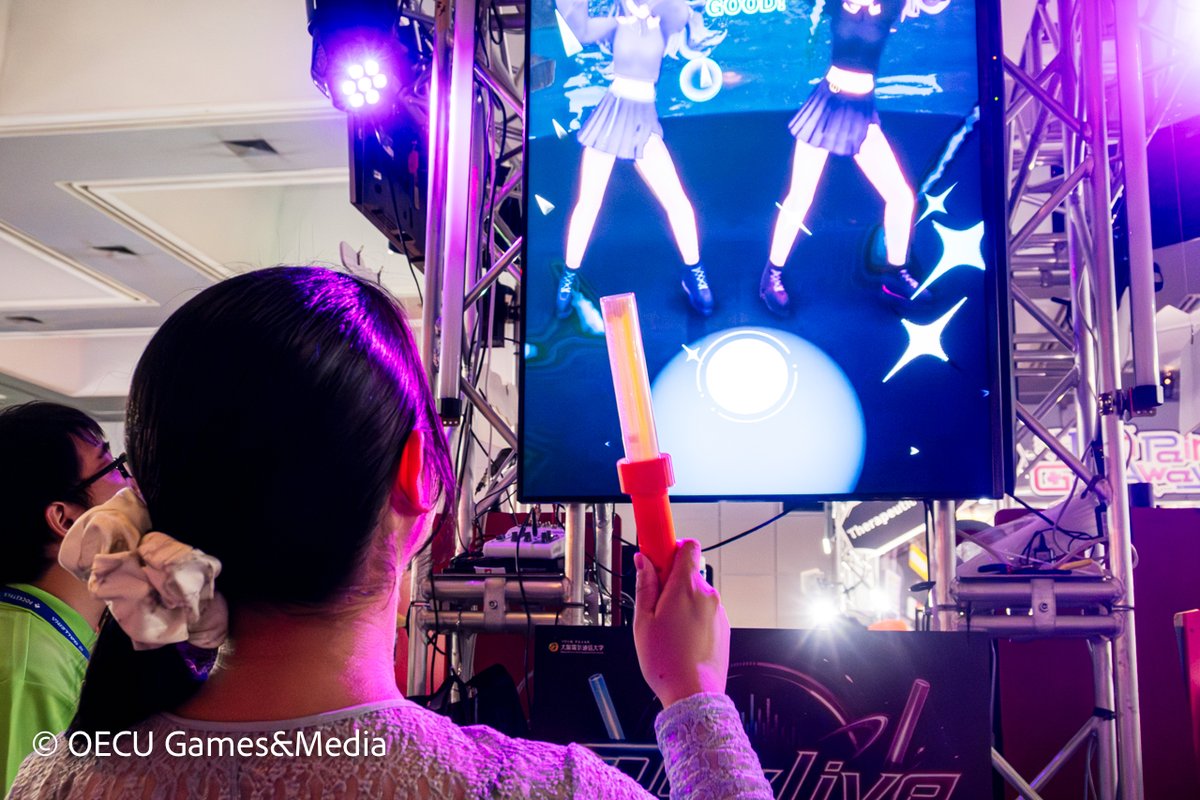 GamesAndMedia's tweet photo. また今年はデジタルゲーム学科の1年生全員を特別招待し、BitSummitの会場を見学しました。世界中から集まったインディーゲームやクリエイター、会場全体の熱気や空気感を実際に体験してもらいました。今回の刺激をきっかけに、ぜひ高い目標を持ち、先輩たちを越えていってほしいと思います！#BitSummit https://t.co/k8tR3VpCmk