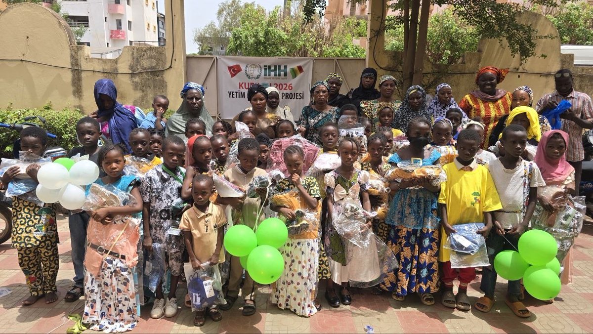 ihhytm's tweet photo. 🇲🇱 Mali'nin başkenti Bamako'da desteklerinizle 400 yetim çocuğumuza bayramlık hediyelerini ulaştırdık. 🎁

Yetim Gülerse, Dünya Güler 🤍 https://t.co/pPIZoUuLBh