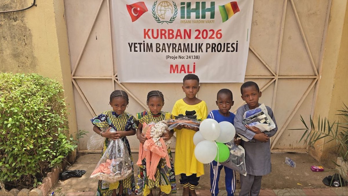 ihhytm's tweet photo. 🇲🇱 Mali'nin başkenti Bamako'da desteklerinizle 400 yetim çocuğumuza bayramlık hediyelerini ulaştırdık. 🎁

Yetim Gülerse, Dünya Güler 🤍 https://t.co/pPIZoUuLBh