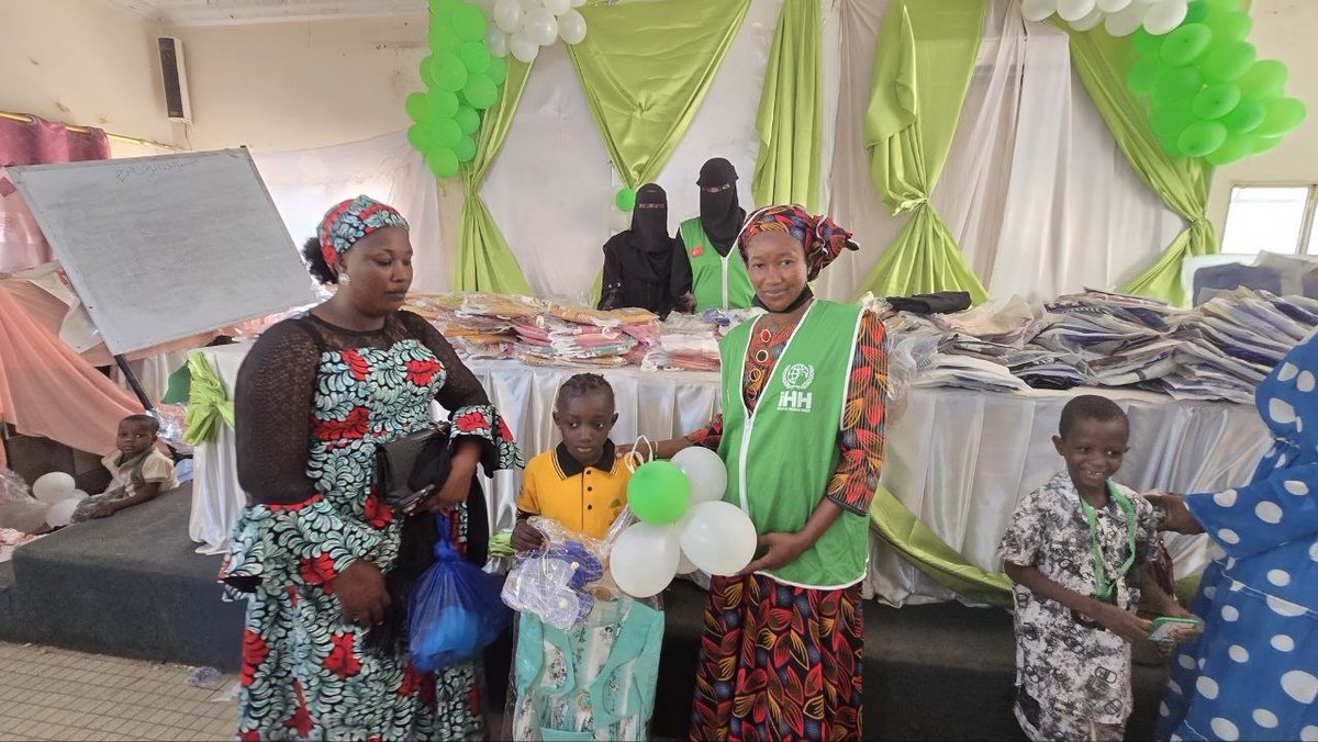 ihhytm's tweet photo. 🇲🇱 Mali'nin başkenti Bamako'da desteklerinizle 400 yetim çocuğumuza bayramlık hediyelerini ulaştırdık. 🎁

Yetim Gülerse, Dünya Güler 🤍 https://t.co/pPIZoUuLBh