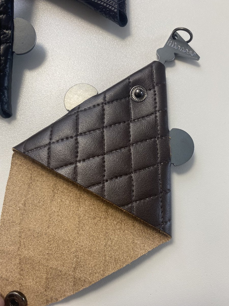 Monoso_Info's tweet photo. デッドストック発掘！

テントくんコインケース
革ですよ革！
5個
スチールでテントくんの旗🚩と
耳を作って
革で三角形にしました！

ひとまず
当別には
持っていく予定です！

#ここキャン北海道 https://t.co/BFsMZDrEkx