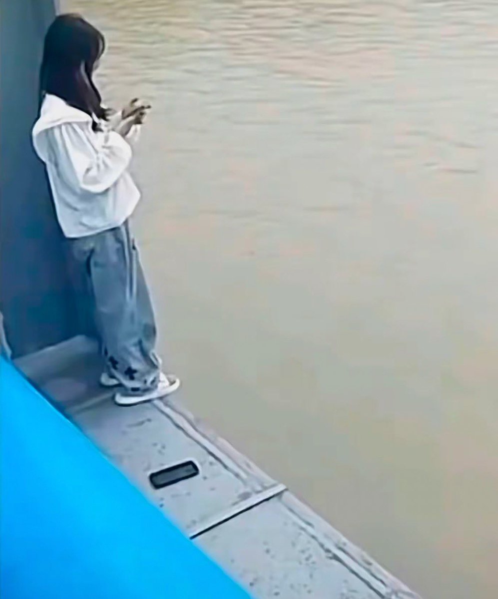 manguan235's tweet photo. 一位姑娘想跳河自尽，被一位大哥拦下，

反正你也想不开。大哥说：“你死了太可

惜了，不如成全我，我还没成家。”姑娘

当时就像被雷劈了似的僵在原地，眼泪还

挂在脸上，声音带着哭腔骂道：“你神经

病吧，我都要跳河了你还在这儿说话。”

大哥没恼蹲在地上，捡起他刚才扔的手机，屏幕碎成蛛网，锁屏是只笑歪脸的猫。大哥把手机在裤子上蹭了蹭碎玻璃渣，按亮屏幕看了一眼那只猫，又抬头看了她一眼，说：“这猫你养的吧，你跳下去了，谁喂它。”姑娘愣了两秒，然后蹲下来把脸埋在膝盖里，哭得比��才还凶。

但这次不是那种压抑的、绝望的哭，而是像被人拔掉了一个塞子，所有堵在里面的东西一下子涌了出来。大哥也不劝，就蹲在���边把那只碎屏的手机搁在她脚边，从兜里摸出一包皱巴巴的烟，抽出一根叼在嘴上没点。

他望着河面说：“我在这条河边住了12年，这护栏我修了6回，你刚才翻过去的那个豁口是我上个月还没来得及焊上的。”姑娘哭够了，嗓子哑哑地问：“你是干什么的？”“以前是焊工，现在帮街道做河道巡逻，一个月2800。”大哥把没点的烟从嘴里拿下来，别在耳朵后面，“钱少但是能救人。我在这河里捞过五个劝回去的，算上你12个。”

姑娘抬起头，眼睛肿得像核桃，但已经不抖了。她看着大哥犹豫了一下问：“那些被你劝回去的后来都怎么样了？”大哥想了想，掏出手机翻了半天，翻出一张照片给她看。照片上是一个女人抱着一个婴儿站在一家早餐店前面笑。大哥指着那个女人说：“这是三年前想跳河的，比你惨。老公跑了，欠了20万，孩子才三个月。我那天劝了她一晚上，第二天早上请她吃了一碗馄饨。”他把照片往后翻，还是那个女人。这次是在店里揉面，旁边那个孩子已经能站了，正垫着脚往案板上勾面团。“她现在开了一家早餐店，上个月还给我送了两笼大包子。”

大哥把手机揣回兜里，站起来拍了拍膝盖上的土，然后把手伸给她。“我不知道你遇到了什么事儿，你也不用告诉我。但有一件事儿，我很确定，你现在觉得天塌了，是因为你站在你自己的天底下，你换个地方站一站，天可能是另外一个样子的。”

姑娘盯着他的手，那只手粗糙的像砂纸，虎口有一道老长的疤。她犹豫了很久，最终抓住那只手站了起来。大哥把她从护栏豁口那边领回来，领到自己那��河边的小值班室里，给她倒了一杯热水，水温刚好不烫嘴。值班室的墙上贴满了照片，全是他救过的人，有寄来的结婚照，有孩子的满月照，有在外地打工人寄回来的明信片。每一张照片背后都用记号笔写了日期和一个名字。姑娘捧着水杯，一张一张的看过去，然后指着墙上最角落那张照片问：“这张为什么空着？”大哥回头看了一眼说：“那是留给你的。”姑娘的眼泪又下来了，这一次她没有哭出声，只是眼泪顺着下巴滴进水杯里。她喝了一口咸的，但她说不出为什么，觉得那口水咽下去之后胸口那个堵了不知道多久的东西松动了一点儿。

后来她没在那个值班室待太久，大哥帮她叫了一辆车送她回家。临上车前，她把那只碎屏的手机递给大哥说：“你帮我保管几天，我怕我回去看到它又想不开。”大哥接过来，揣进兜里说：“行，等你哪天想拿回去就来河边找我，你要是不来，我就一直给你留着。”

过了大概半个月，大哥正在修护栏，远远看见一个姑娘拎着一袋水果走过来，那只猫被装在太空包里，圆圆的脑袋顶在透明的罩子上，冲他喵了一声。姑娘把水果往他手里一塞，从他兜里把自己那只碎屏的手机掏出来说：“我去修手机，人家说屏能换，我就想手机都能换屏，人也能换一种活法。”大哥把水果拎进值班室，还是那一句话：“馄饨吃不吃？”姑娘说：“吃。”

那天傍晚，河边的夕阳把水面染得跟橘子罐头一样，值班室里亮着一盏黄黄的灯，两个人，一只猫，三碗馄饨，姑娘吃了两碗，把汤都给喝干净了。大哥把自己的那碗也推给她，说他不饿，其实他饿了，但他觉得一个人愿意吃东西了，就是愿意活了。这个道理是他在这条河边学了20年才学会的。