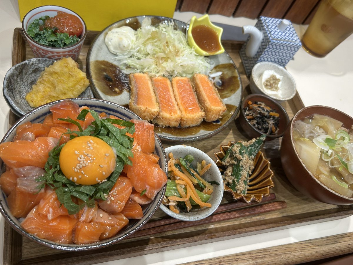 53Aon6's tweet photo. 友達とランチ😳サーモンレアカツ食べに行ったはずが、レアカツ頼んでた٩( ᐛ )و
いやぁ。美味しかった。ここはリピ確定👍つぎはほっけにしよかなぁ。

#名古屋　#らんち #伏見 #POPEYE https://t.co/LCrjE2UqD9