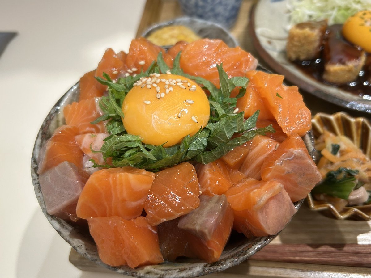 53Aon6's tweet photo. 友達とランチ😳サーモンレアカツ食べに行ったはずが、レアカツ頼んでた٩( ᐛ )و
いやぁ。美味しかった。ここはリピ確定👍つぎはほっけにしよかなぁ。

#名古屋　#らんち #伏見 #POPEYE https://t.co/LCrjE2UqD9