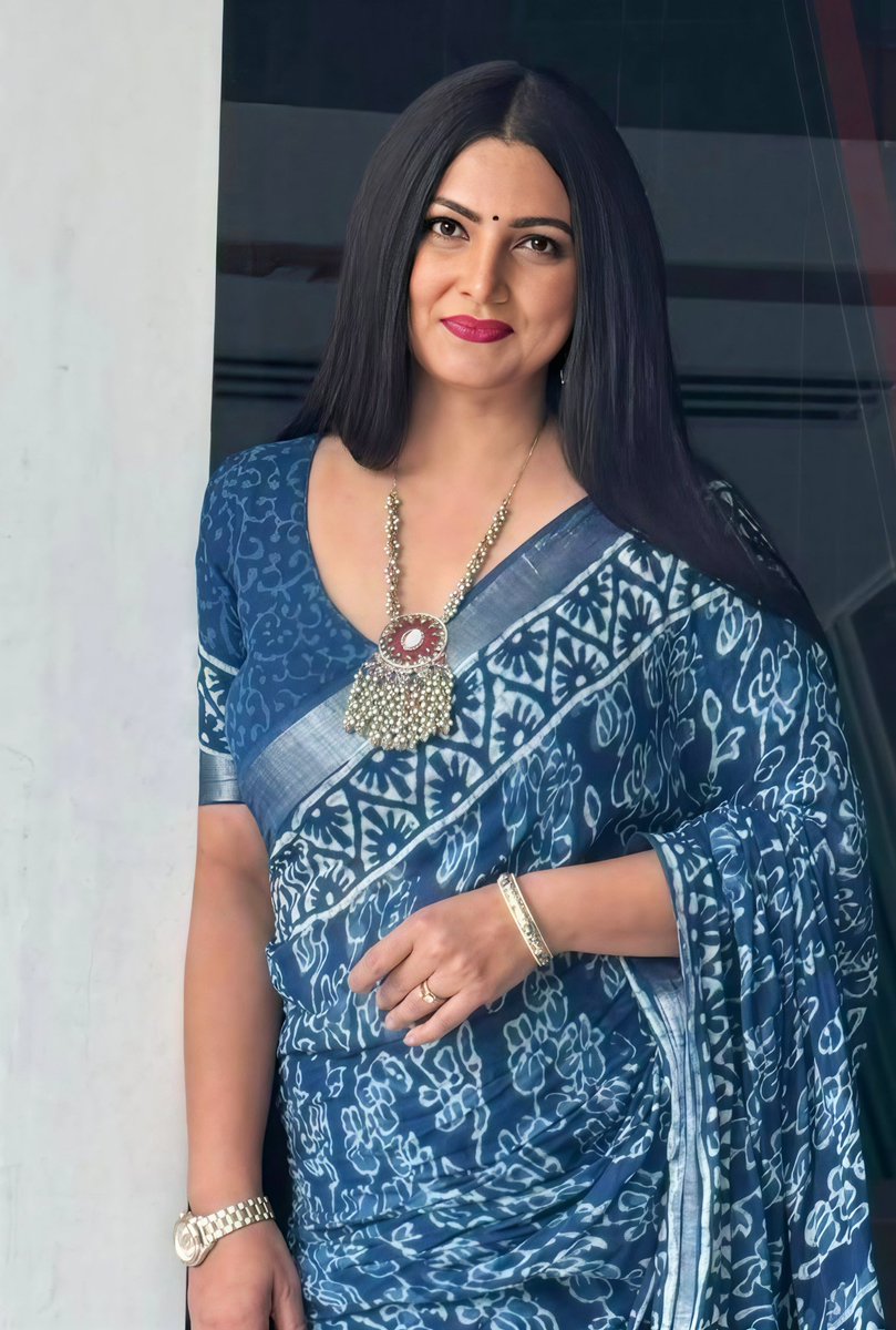 Nargis_Bano78's tweet photo. नाम : चित्रा त्रिपाठी ,
पेशा  : पत्रकारिता ,
न्यूज चैनल : ABP न्यूज ,
काम : सरकार के फैसले को आँख बंद करके मास्टरस्ट्रोक बताना , 

अब जानते असलियत  👇

11 मई 1986 में जन्म लेने वाली खूबसूरत ABP न्यूज की पत्रकार चित्रा त्रिपाठी कभी पत्रकारिता करना ही नहीं चाहती थी , वो बचपन से देश में सेवा करना चाहती थी और सेना में शामिल होना चाहती थी ,

चित्रा त्रिपाठी अब वो भारत की जानी पत्रकार है लेकिन वो अब युवाओ , मज़दूर वर्ग , किसान , बेरोजगार युवाओ , पेपर लीक जैसे मुद्दों पर पत्रकारिता ना करते हुए सरकार के समर्थन में पत्रकारिता करती है ,

चित्रा त्रिपाठी ने शो के दौरान कहा है की पेट्रोल डीजल के दाम बढ़ने से कोई खास फ़र्क़ आम आदमी को नहीं पड़ा है , लेकिन असल फैक्ट बताना भूल गयी ,

मैडम की जानकारी के लिये बता देते है डीजल पेट्रोल के दाम बढ़ने से आम आदमी को प्रत्यक्ष और अप्रत्यक्ष रूप दोनों तरह से नुकसान होता है, प्रत्यक्ष रूप से देखा जाए तो आम आदमी का बजट बढ़ जाता है जैसे मैडम ने बताया ,

लेकिन अप्रत्यक्ष रूप से भार कैसे बढ़ता है बताते है , डीजल पेट्रोल महंगा होने से ट्रांसपोर्टेशन महंगा होता है माल ढोने वाले ट्रांसपोर्ट माल का भाड़ा ज़्यादा लगाते है , इस वजह से मार्केट में आने वाली चीजें महंगी हो जाती है ,

सड़क पर पब्लिक के लिए चलने वाले वाहन अपना किराया बढ़ा देते है , जिससे काफी मुसीबतों का सामना करना पड़ता है , भारत में डीजल पेट्रोल से सभी चीजें महंगी हो जाती है, लेकिन चित्रा त्रिपाठी को तो सरकार के फैसले को सही बताना होता है , इसलिए उन्हें आम आदमी कोई फ़िक्र नहीं ,