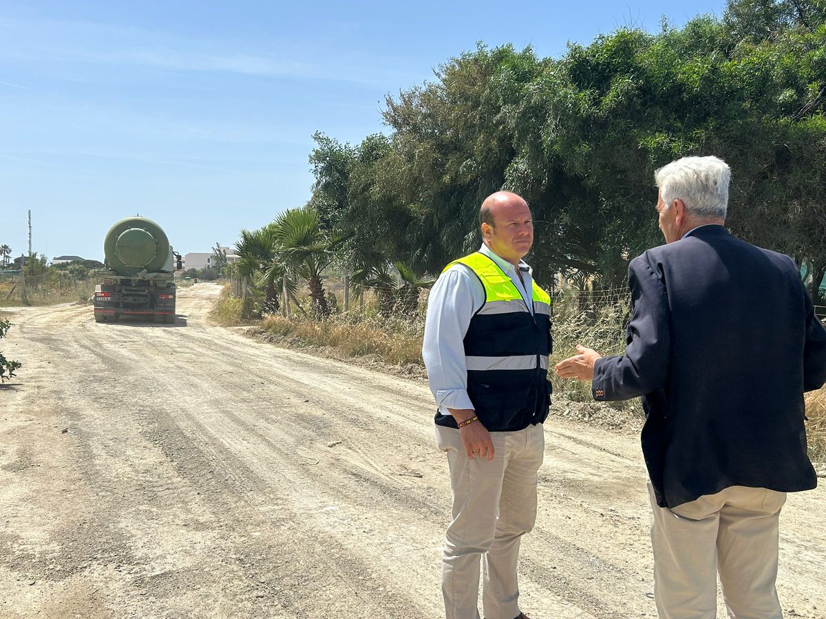 CadizJunta's tweet photo. 🌄Inicio de actuaciones de emergencia tras las borrascas en vías pecuarias de #Chipiona
El DT @MedioAmbAND @OscarCurtidoN visita la zona de trabajos con el alcalde
👉Importe: 40.000 € https://t.co/SGkrgMolsv