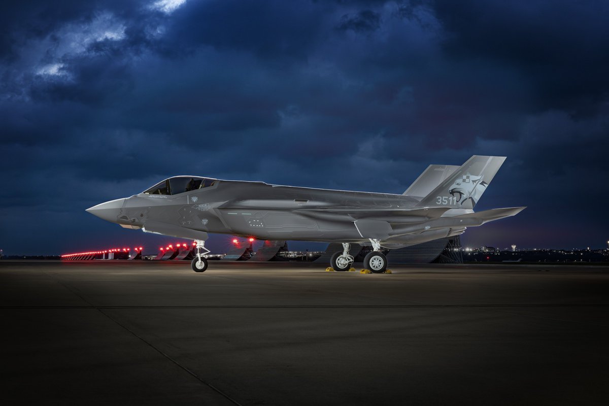 MON_GOV_PL's tweet photo. #F35PL #Husarz są już w Polsce! ✈️

Po ubiegłotygodniowym przylocie do kraju najnowocześniejsze samoloty, które trafią na wyposażenie naszych Sił Powietrznych stacjonują w 32 Bazie Lotnictwa Taktycznego w #Łask. Tym samym Polska dołączyła do grona państw dysponujących samolotami 5. generacji.

F-35A posiadają właściwości „stealth”, które umożliwiają skuteczne wykonywanie zadań operacyjnych także w środowisku przeciwnika dysponującego zaawansowanymi systemami antydostępowymi. Docelowo nasze lotnictwo wojskowe będzie dysponować 32 myśliwcami 5. generacji.

#F35PL #SiłyPowietrzne #WojskoPolskie