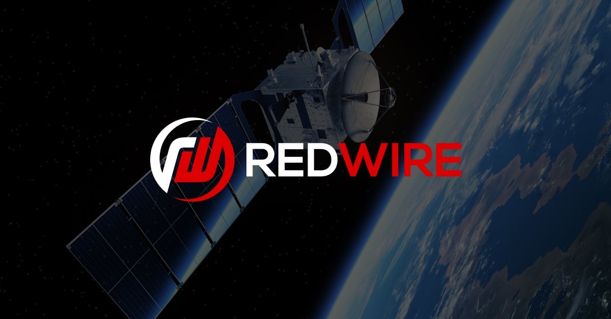 datafondamental's tweet photo. #AnalyseAction #3 — $RDW | Redwire
Pendant que tout le monde regarde SpaceX, RKLB et ASTS, Redwire construit discrètement les fondations physiques de l'espace.
Pas de lanceur. Pas de constellation. Juste les composants sans lesquels aucun satellite ne fonctionne.
Le business :
Redwire fabrique ce qui vole à l'intérieur des satellites : panneaux solaires déployables, systèmes d'impression 3D en orbite, structures, antennes, capteurs. Leurs technologies sont embarquées sur la Station Spatiale Internationale, dans des programmes NASA, et dans des satellites commerciaux et militaires du monde entier.
C'est le fournisseur de l'ombre. Celui que personne ne voit mais sans qui rien ne décolle.
Les chiffres :
Prix : ~17.5$ | Market cap : ~1.7Mds$
Q1 2026 : 97M$ de revenus (+58% sur un an)
Backlog : 498M$ — en hausse de 71% sur un an
Marge brute en amélioration constante
Guidance 2026 : ~465M$ de revenus attendus
Performance 1 an : +74%
Nouveau contrat cette semaine : livraison du Penguin Mk3 à un pays membre de l'OTAN. BlackRock, Vanguard et State Street ont tous augmenté leurs positions en Q4 2025.
Le risque :
Le Q1 a manqué les attentes des analystes de 7.3% sur les revenus. La perte nette s'est creusée à -78M$. Et la boîte vient de lever 184M$ en émettant de nouvelles actions — ce qui dilue les actionnaires existants. Le consensus des analystes est à 14.44$ — sous le cours actuel de 17.5$. La rentabilité n'est pas encore là.
Pourquoi ça reste intéressant ?
Redwire joue un rôle que ni SpaceX, ni RKLB, ni ASTS ne jouent. C'est l'infrastructure physique du spatial indispensable à tous. Quand l'IPO SpaceX arrive et que le secteur est réévalué, les fournisseurs critiques comme Redwire en bénéficient directement.
Et un backlog qui explose à +71% en un an, ça ne ment pas sur la demande.
Mon avis :
J'ai une position ouverte à 9.41$ de PRU. Je suis aujourd'hui à +85.9% sur ce dossier. Je tiens, le backlog à +71% et les contrats défense qui s'accumulent me convainquent que la croissance est réelle. Je ne renforce pas aux niveaux actuels mais j'attends une consolidation pour potentiellement renforcer. La dilution récente est un point de vigilance, mais la demande sous-jacente est là.
⚠️ Pas de conseil en investissement.