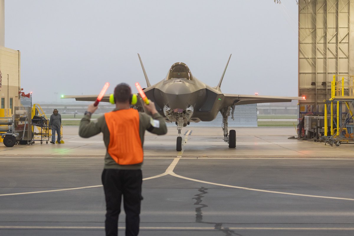 MON_GOV_PL's tweet photo. #F35PL #Husarz są już w Polsce! ✈️

Po ubiegłotygodniowym przylocie do kraju najnowocześniejsze samoloty, które trafią na wyposażenie naszych Sił Powietrznych stacjonują w 32 Bazie Lotnictwa Taktycznego w #Łask. Tym samym Polska dołączyła do grona państw dysponujących samolotami 5. generacji.

F-35A posiadają właściwości „stealth”, które umożliwiają skuteczne wykonywanie zadań operacyjnych także w środowisku przeciwnika dysponującego zaawansowanymi systemami antydostępowymi. Docelowo nasze lotnictwo wojskowe będzie dysponować 32 myśliwcami 5. generacji.

#F35PL #SiłyPowietrzne #WojskoPolskie