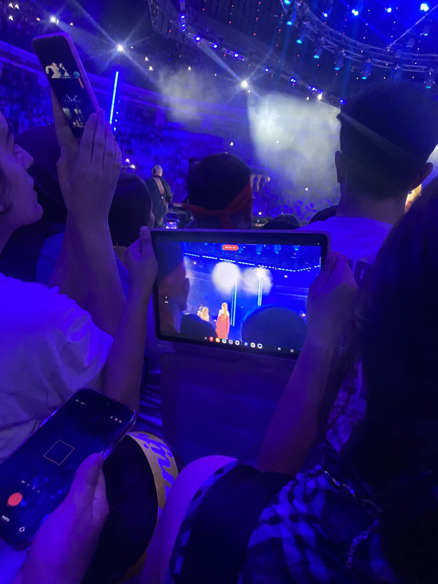 reysvs's tweet photo. manifest konserine tabletiyle gelen çocuk.. kim bilmiyorum ama hiç indirmeden çekti bütün konseri kurban olucam ya esin bi de https://t.co/SQ7hW04j7Y