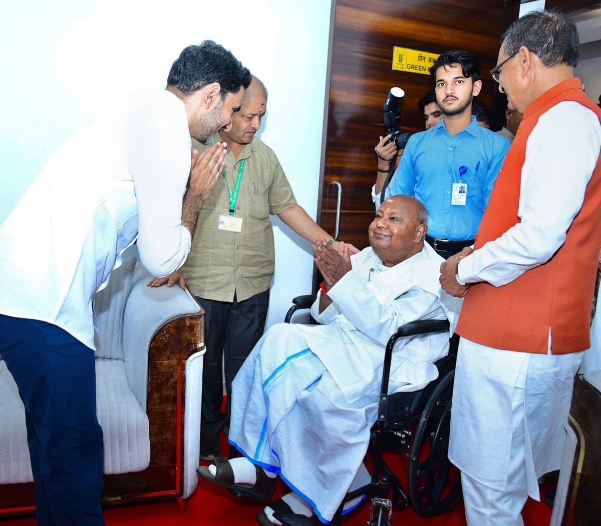 JaiTDP's tweet photo. ఢిల్లీలో కేంద్రమంత్రి శివరాజ్ సింగ్ రచించిన 'అప్పాపన్' పుస్తకావిష్కరణ సభలో  అతిరథ మహారధులతో కలిసి పాల్గొన్న ఏపీ విద్య, ఐటీ శాఖల మంత్రి నారా లోకేష్.
#NaraLokeshInDelhi 
#NaraLokesh https://t.co/1jvnTLwaN2