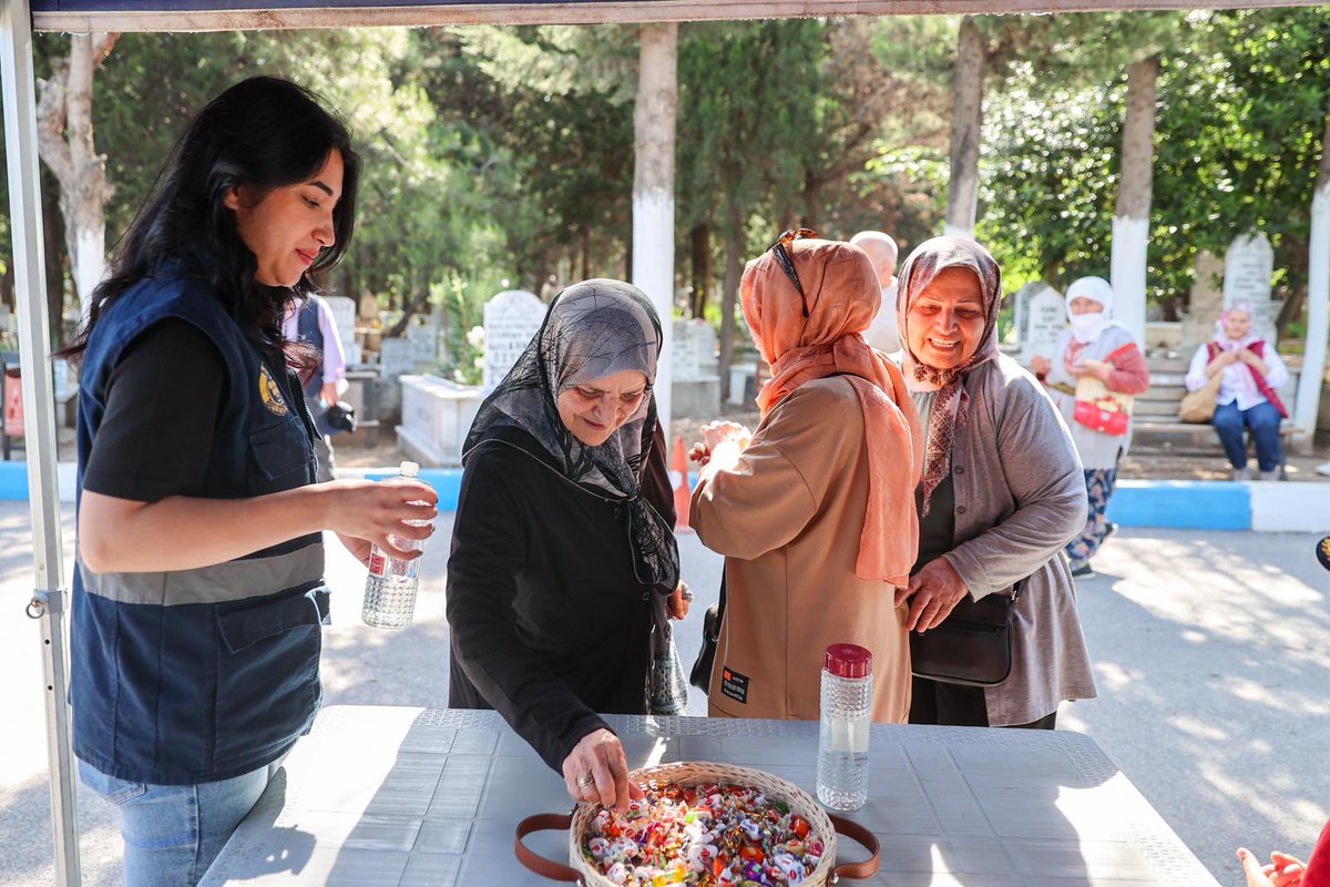 BucaBld's tweet photo. Kurban Bayramı arifesinde, ebediyete intikal eden sevdiklerini ziyaret eden hemşehrilerimizi kabristan girişlerinde şeker ve kolonya ikramıyla karşılıyoruz. Bayramın manevi huzurunu hep birlikte paylaşıyoruz. https://t.co/uRB61sC6Oi