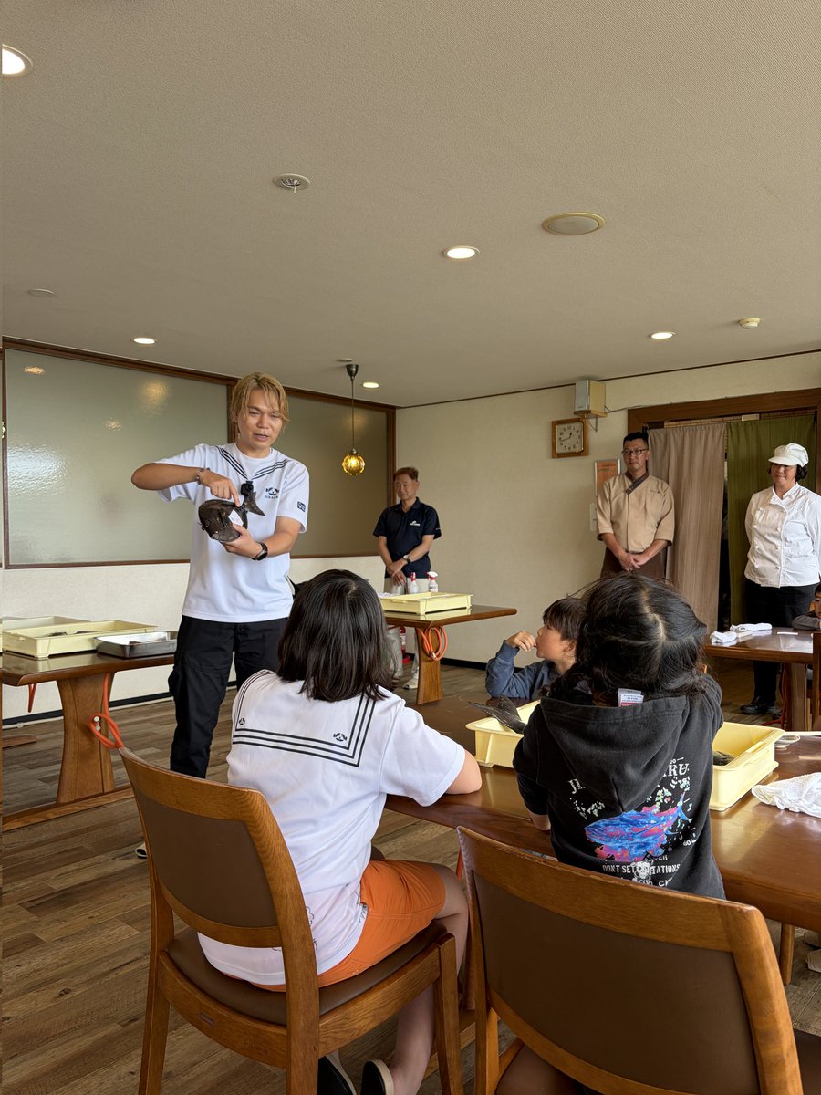 KaribuSuzuki's tweet photo. また凄いプログラムが生まれてしまった‼️

カリブの学港 リアル体験
【オリジナル干物づくり】

朝獲れの未利用魚がズラリ🐠
それぞれの魚の生き様を学び、プロの指導のもと自分が選んだ魚を捌いて干物を作る。

子どもたち、下田のキンメダイに負けない目の輝きでした👀✨
https://t.co/LQznvUE4DB https://t.co/D3qm6HmL4m