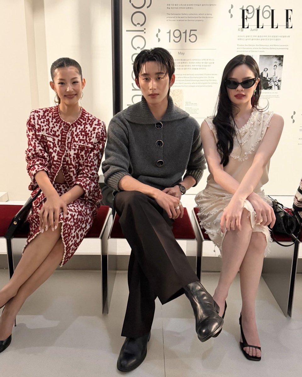 ELLEThailand's tweet photo. ปังคูณสาม! เปิดโมเมนต์ของ ใบปอ ธิติยา @bbaiporuaryy ,เอส ศุภ @EstRvp และแอลลี่ อชิรญา @allynitibhon ระหว่างเข้าร่วมชมโชว์ #CHANELMetiersdArt 2026 จัดขึ้นที่ Centre Pompidou Hanwha กรุงโซล ประเทศเกาหลีใต้ เฟรมนี้ให้กี่คะแนนดี! 

#ELLEThailand 
#CHANELShow https://t.co/ZsRPKY328a