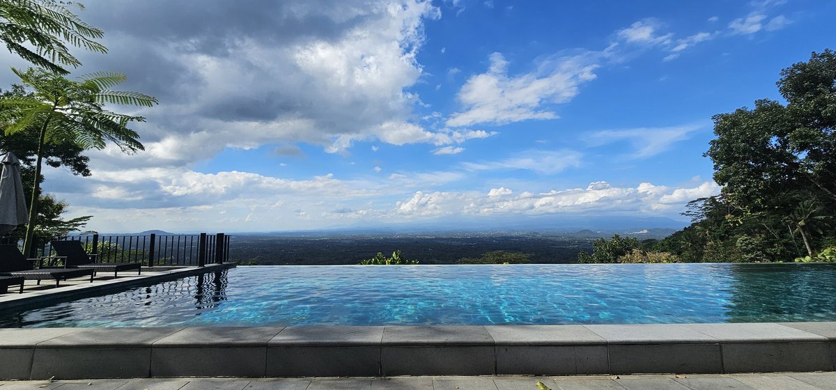 futureport82's tweet photo. Hillside infinity pool resort in Central Java, overlooking Borobudur Temple and multiple volcanoes.

$99USD/night. There is life outside of US parks. https://t.co/zWq0egvTNc