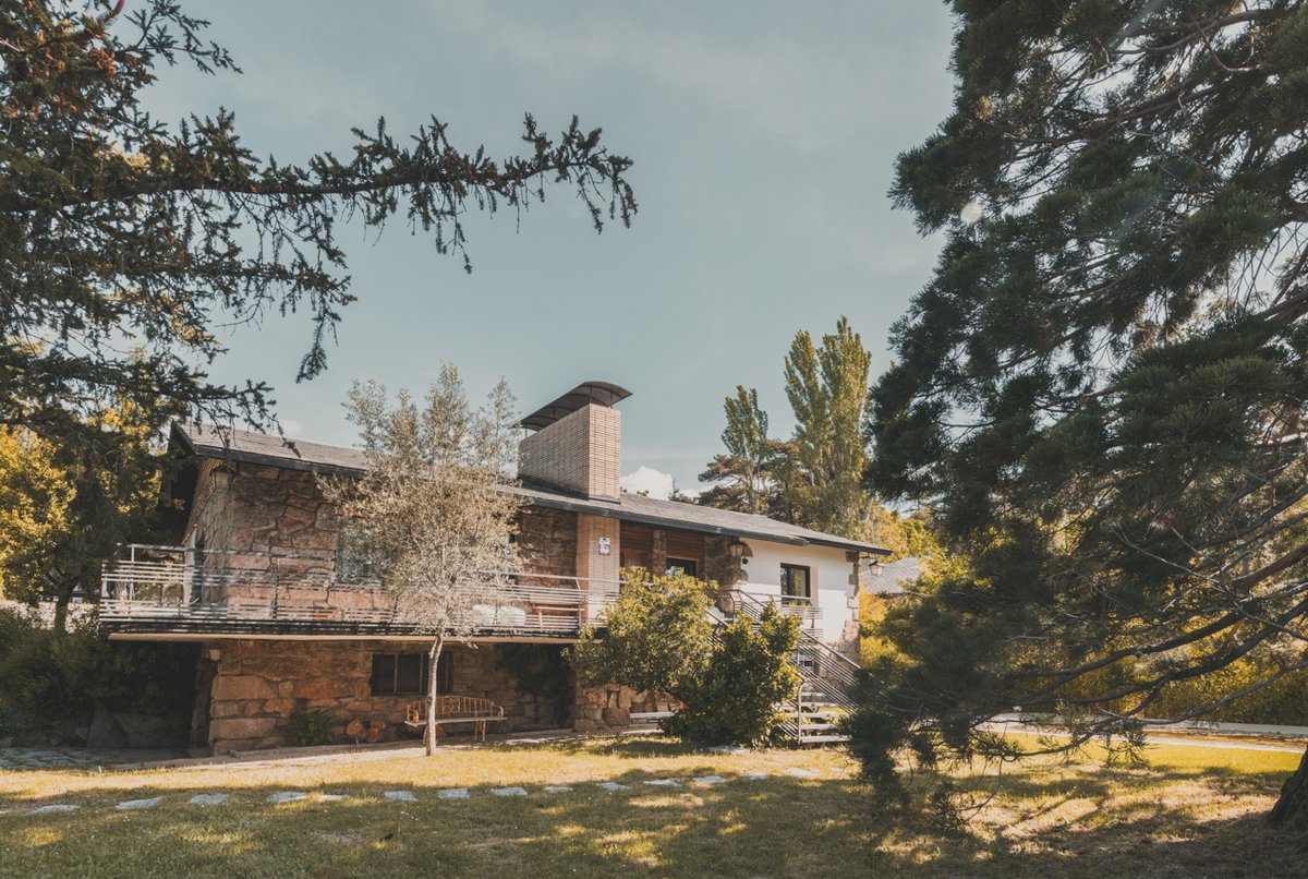 TheSibarist's tweet photo. VENTA. MADRID. Un refugio contemporáneo en plena Sierra de Madrid donde la arquitectura nos inspira a respirar, contemplar y simplemente ser. Esta casa es una experiencia para los sentidos. ¿Te imaginas vivirla?
https://t.co/4CXTKrdKfm https://t.co/QbrcdDZaeg