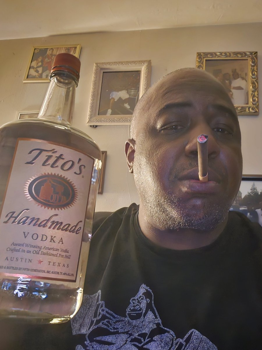 mutee73's tweet photo. Just up chilling enjoying my life with no worries for real yall be safe out there you heard!🥃🍸🥃 https://t.co/ht1IBFQrvS