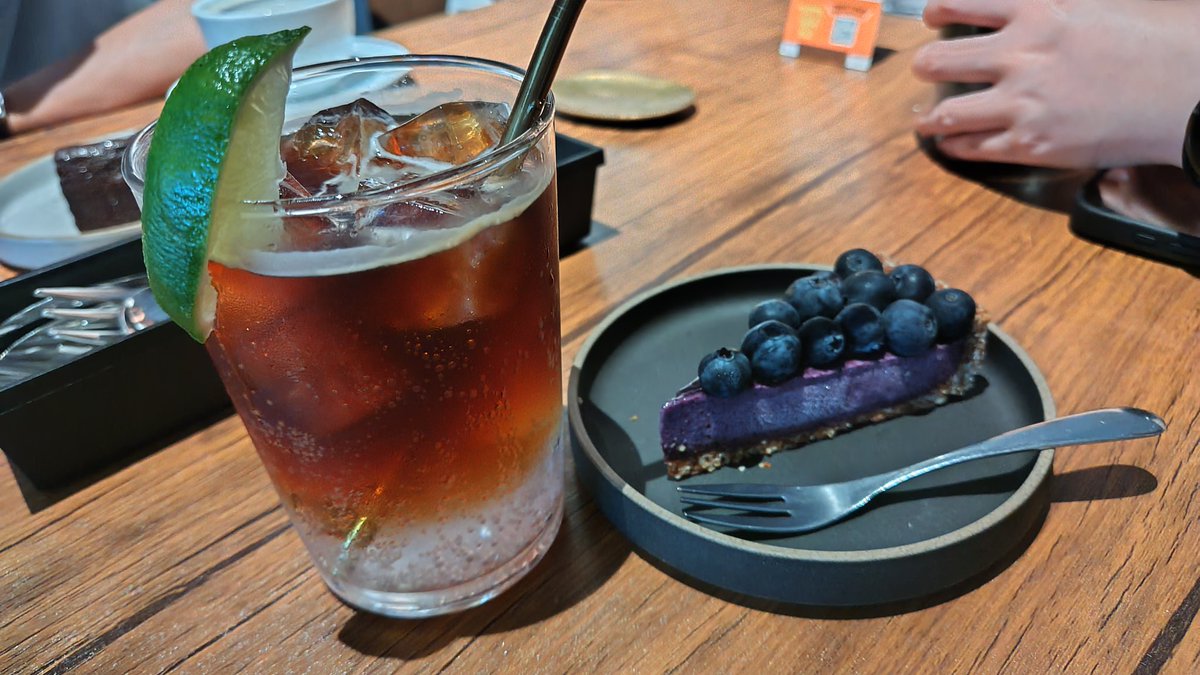 analogtan's tweet photo. 今月は公私ともにタスクがパツパツなため、曜日の感覚が薄れています😂
sonusonuのブルーベリータルトとエスプレッソトニックを見て、「無事に済んだらこれ食べよう！」と、自分を励ましてみる。 https://t.co/62cS515Swx
