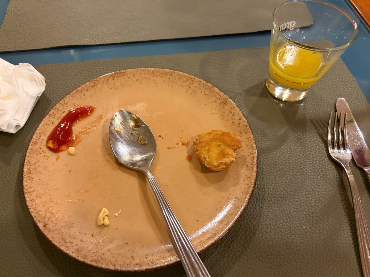 R4InyFN's tweet photo. 食える物なさすぎて全員これw https://t.co/3j2YCqQD7p