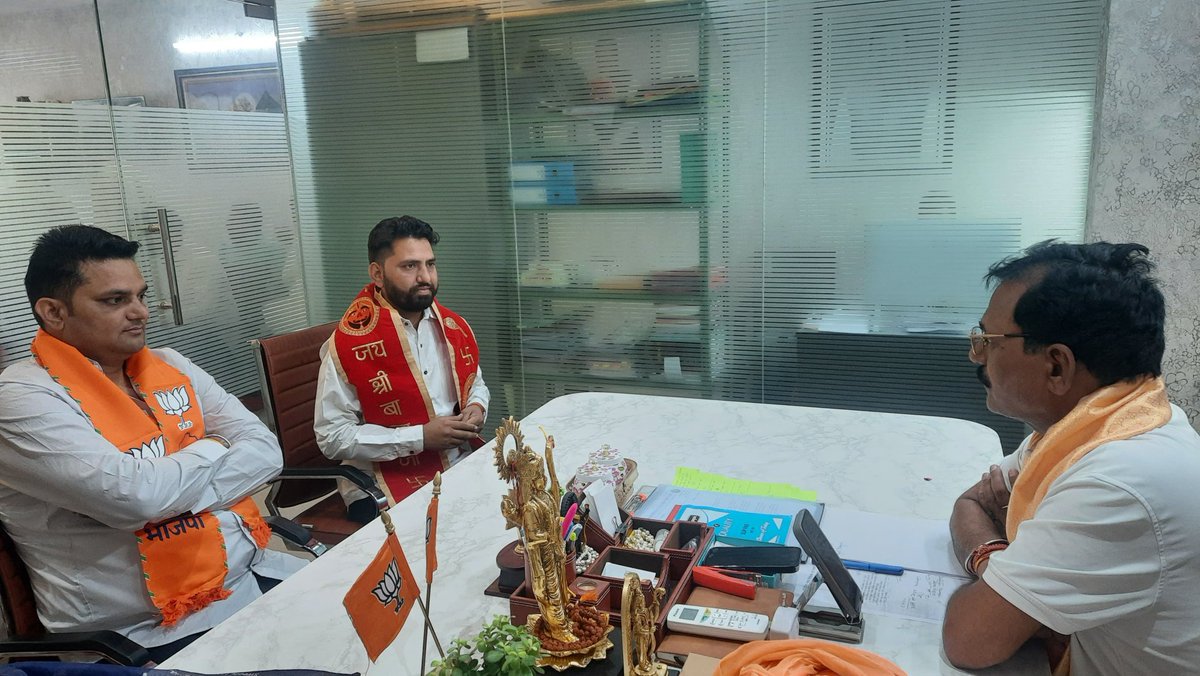 m_dadheech's tweet photo. आज निज आवास पर पधारे भारतीय जनता युवा मोर्चा के नवनियुक्त पदाधिकारी राकेश जी कटराथल जी व घनश्याम जी गौतम के आगमन पर आत्मीय भेंट कर उन्हें नई जिम्मेदारी हेतु हार्दिक बधाई एवं शुभकामनाएं प्रेषित कीं।

युवा शक्ति के सशक्त प्रतिनिधि के रूप में आपका अनुभव, समर्पण एवं संगठन के प्रति प्रतिबद्धता निश्चित रूप से भाजपा युवा मोर्चा को नई ऊर्जा प्रदान करेगी तथा संगठन को और अधिक मजबूत बनाएगी।

ईश्वर से आपके सफल एवं उज्ज्वल कार्यकाल की मंगलकामना करता हूं।
@BJP4Rajasthan @BhajanlalBjp @madanrrathore