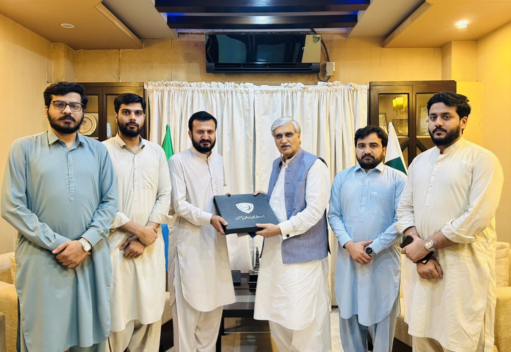 JamiatPK's tweet photo. اِچھرہ لاہور

ناظمِ اعلیٰ اسلامی جمعیت طلبہ پاکستان صاحبزادہ وسیم حیدر سے صدر پاکستان انسٹیٹیوٹ آف لیجسلیٹیو ڈیویلپمنٹ اینڈ ٹرانسپرنسی (PILDAT) احمد بلال محبوب نے مرکزِ جمعیت میں ملاقات کی۔

ملاقات میں پاکستان میں طلبہ کو درپیش مسائل، تعلیمی اداروں کی بگڑتی صورتحال، تعلیمی بجٹ، نوجوانوں کے کردار، طلبہ یونین کی بحالی اور باہمی دلچسپی کے مختلف امور پر تبادلۂ خیال کیا گیا۔

اس موقع پر معاونین معتمدِ عام برادر آفتاب حسین، برادر عمیس عزیز، ناظم صوبہ پنجاب جنوبی برادر حذیفہ عثمان، ناظم لاہور برادر عبداللہ بن عباس، اور ناظم جامعہ  پنجاب برادر احسن فرید  بھی موجود تھے۔

آخر میں محترم ناظمِ اعلیٰ نے معزز مہمان کو یادگاری تحفہ پیش کیا اور سید ابوالاعلیٰ مودودی میموریل کا دورہ بھی کرایا۔

#JamiatPK #presidentijt #studentunion