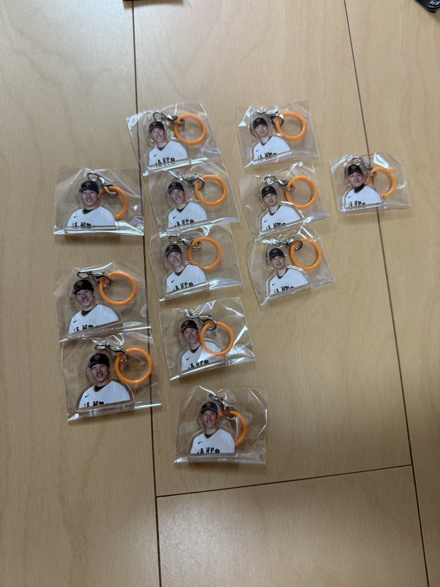 Abeabe0327's tweet photo. 全部回してきた。でも1つも阿部慎之助が出なかった🥲帰ってきて確認したらこれはそもそも入っていないバージョンだった😂どなたか阿部監督と交換してください！！！もしくは買取させてください！！！

めじるしチャーム　読売ジャイアンツ
求　阿部慎之助
譲　2 吉川尚輝
　　15 大勢
　　20戸郷翔征 https://t.co/LCKE4T6Szq