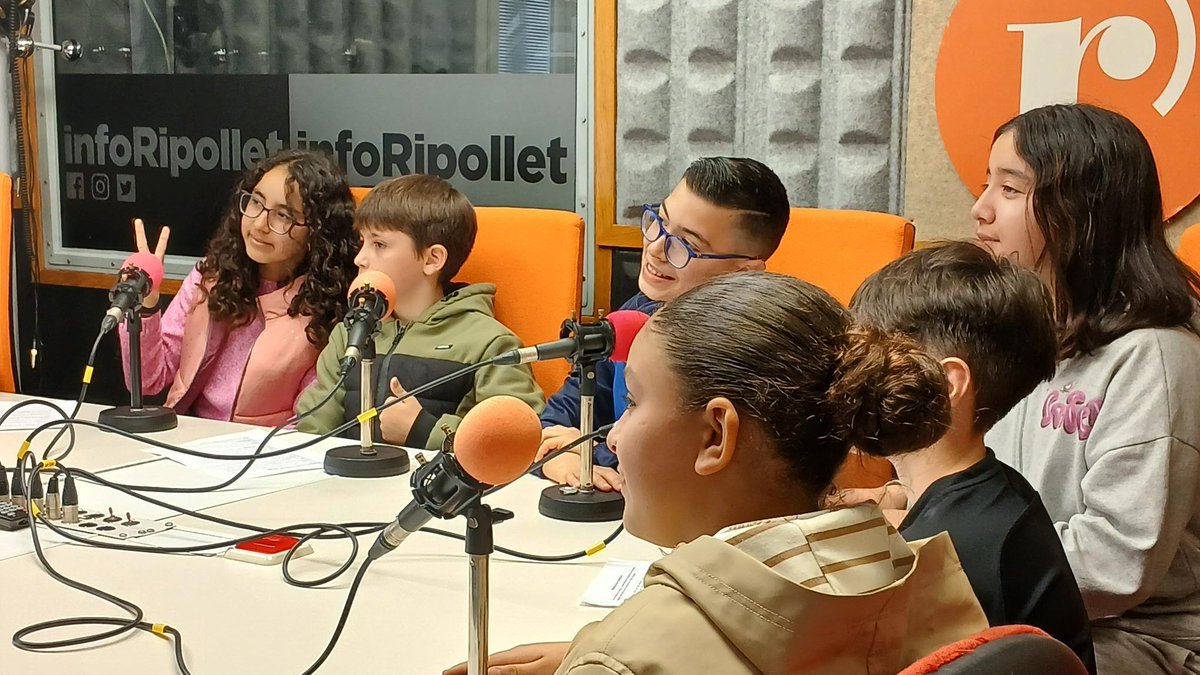 RipolletImpulsa's tweet photo. 🎙️Les escoles Gassó i Vidal, Tiana de la Riba, Anselm Clavé i FEDAC de #Ripollet, participants del #ProjecteCuEmE, expliquen en la ràdio el procés de creació de les seves cooperatives!

I recordeu, Fira de Cooperatives:
🗓️03/06 
🕰️9.00 h
📍Plaça del Molí

Us hi esperem!💙 https://t.co/oI93NT17vb