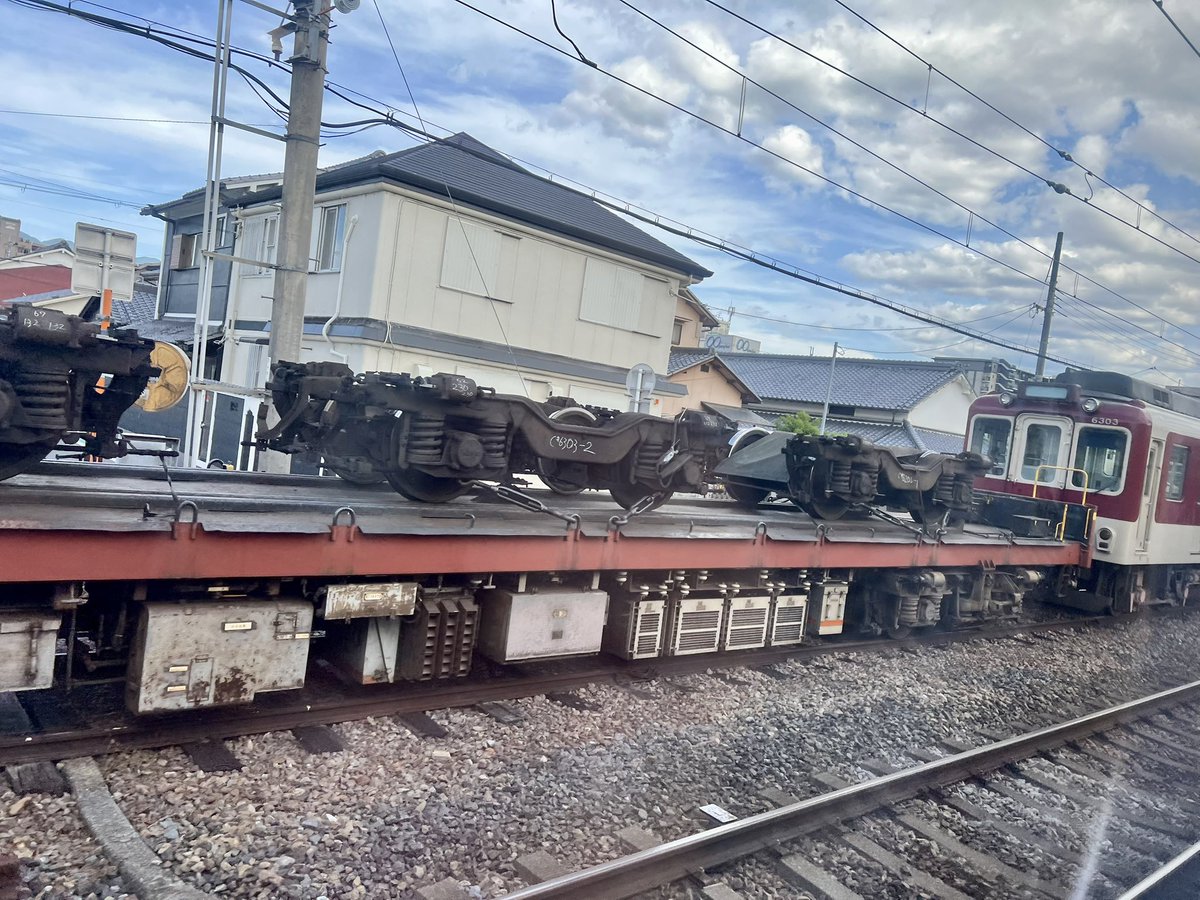 Atnk0113's tweet photo. 南大阪線のU05編成が橿原神宮前でモトサンドされてましたが、これはなんのための牽引回送なのでしょうか？もしかして・・・ですか⤵︎
#近鉄　#6200系 https://t.co/vvqUxX5fju