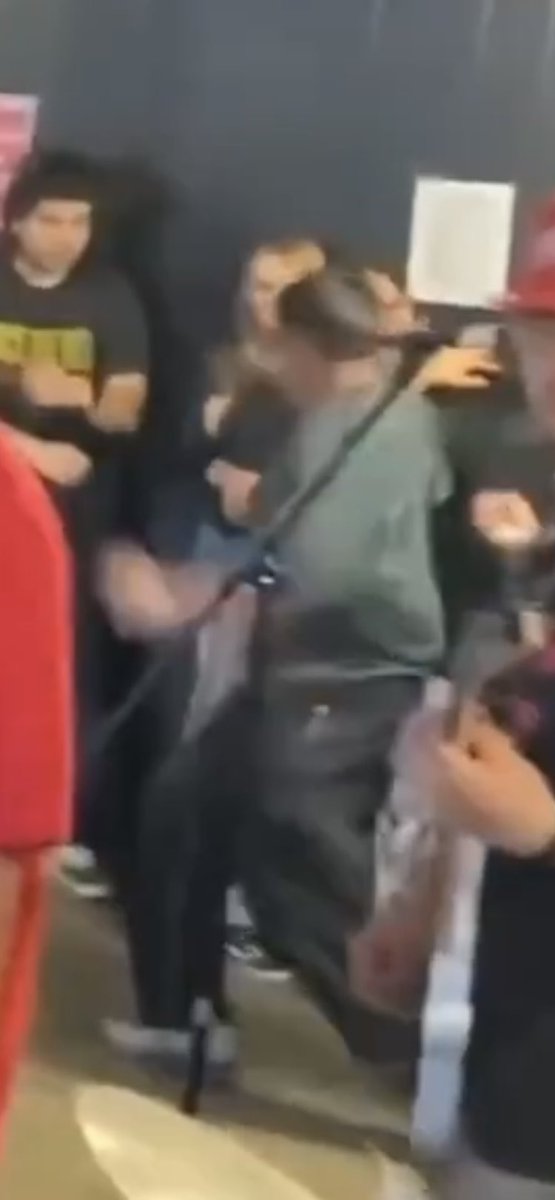 nickfumdablock's tweet photo. @MajorFoe @TemooTitan Looks like he’s got a pocket knife too. Seems like the kind of guy to reach for it if confronted https://t.co/ib2BSqfKQP