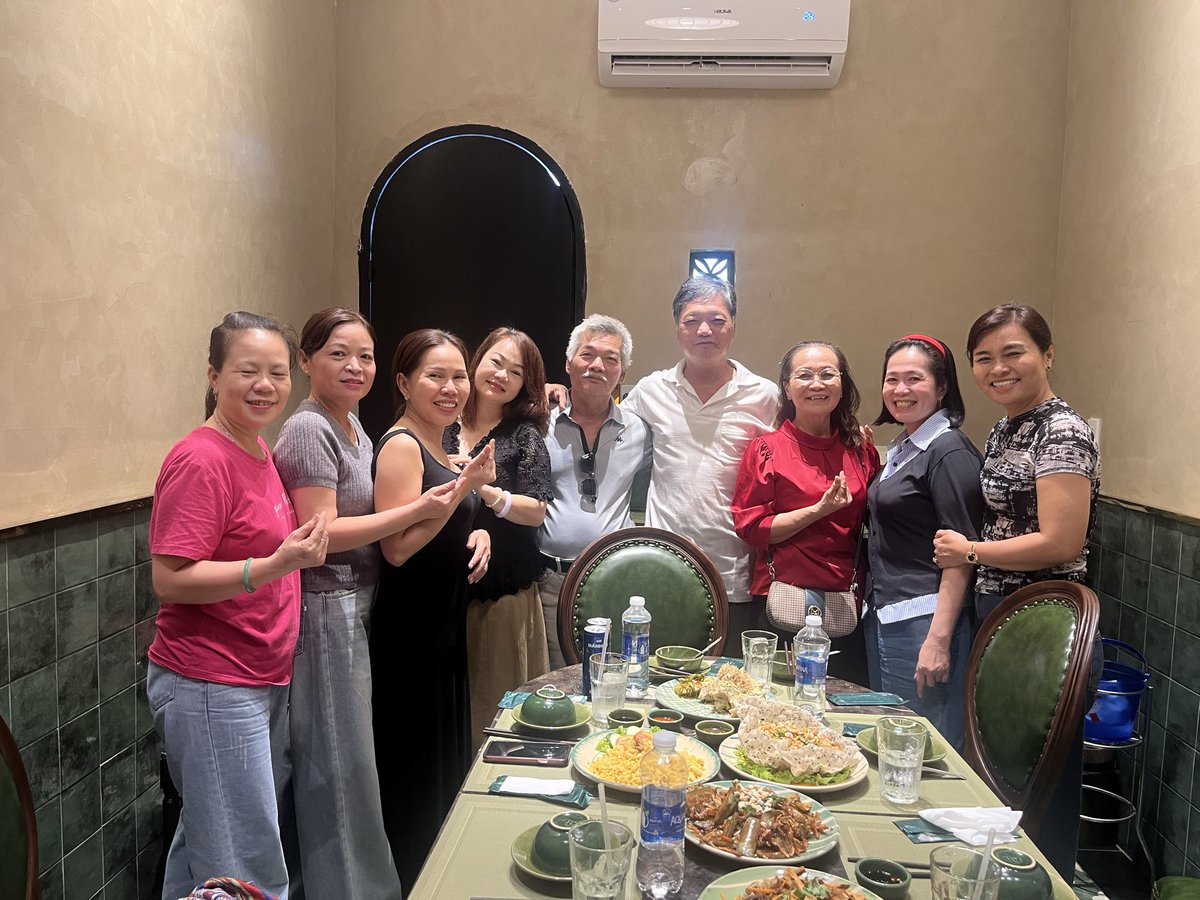 cuongvhdn's tweet photo. Duyên kỳ ngộ, ngộ kỳ duyên
Ngày tháng, tháng ngày trôi nhanh quá
Thầy trò ánh chớp muối pha tiêu
Gặp nhau tươi rói cười rạng rỡ
X��a cũ, cũ xưa cứ tràn về!..
26/5/26
NHC https://t.co/vZCiJl6W2d